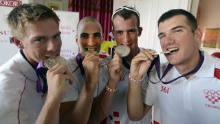 London, 030812.
Hrvatska kuca, Hotel Pelhalm.
Hrvatski veslacki cetverac na parice nakon osvojenih srebrnih medalja dosli u hrvatsku kucu, sjediste HOO-a tokom Olimpijskih Igra u Londonu.
Foto: Drago Sopta / CROPIX London, 030812.
Hrvatska kuca, Hotel Pelhalm.
Hrvatski veslacki cetverac na parice nakon osvojenih srebrnih medalja dosli u hrvatsku kucu, sjediste HOO-a tokom Olimpijskih Igra u Londonu.
Foto: Drago Sopta / CROPIX