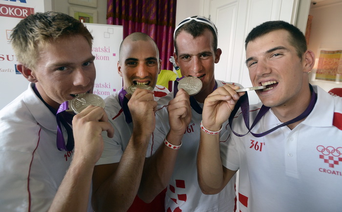 London, 030812.
Hrvatska kuca, Hotel Pelhalm.
Hrvatski veslacki cetverac na parice nakon osvojenih srebrnih medalja dosli u hrvatsku kucu, sjediste HOO-a tokom Olimpijskih Igra u Londonu.
Foto: Drago Sopta / CROPIX London, 030812.
Hrvatska kuca, Hotel Pelhalm.
Hrvatski veslacki cetverac na parice nakon osvojenih srebrnih medalja dosli u hrvatsku kucu, sjediste HOO-a tokom Olimpijskih Igra u Londonu.
Foto: Drago Sopta / CROPIX