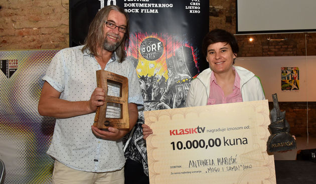 mozaik…vinkovci…27.08.2016.
galerija fotografije meraja; nakon 4.antickih filmskih veceri nastavljeno filmsko druzenje u vinkovcima u petak i subotu od 20 sati; u petak odgledana 4 glazbena dokumentarna filma, a u subotu proglaseni pobjednici; dusan m