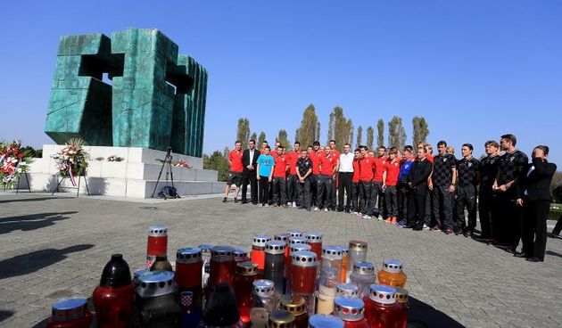 11.10.2014., Vukovar – Hrvatski nogometni reprezentativci nakon pobjede u Sofiji stigli u Vukovar i u podnevnim satima obilazili spomen obiljezja palih vukovarskih branitelja. Photo: Davor Javorovic/PIXSELL