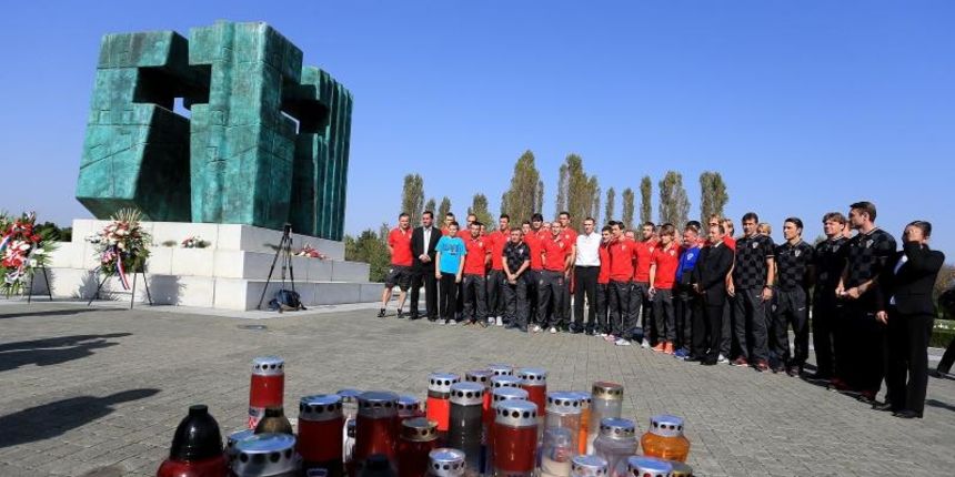 11.10.2014., Vukovar – Hrvatski nogometni reprezentativci nakon pobjede u Sofiji stigli u Vukovar i u podnevnim satima obilazili spomen obiljezja palih vukovarskih branitelja. Photo: Davor Javorovic/PIXSELL 11.10.2014., Vukovar – Hrvatski nogometni reprezentativci nakon pobjede u Sofiji stigli u Vukovar i u podnevnim satima obilazili spomen obiljezja palih vukovarskih branitelja. Photo: Davor Javorovic/PIXSELL