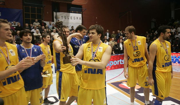 Zagreb,190210
Finale kupa Kresimira Cosica u dvorani Trnsko izmedju KK Cibona i KK Zagreb. 
Na fotografiji: Pobjednici kupa Kresimira Cosica KK Trnsko.
Foto: Ranko Suvar / CROPIX