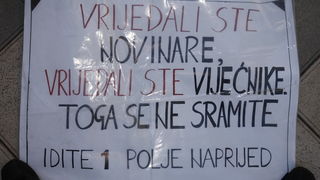 Split, 070310.
Forum mladih SDP-a izradio je novu igru “Kerumopoly” koju su predstavili gradjanima u nedjeljno jutro u Marmontovoj ulici.
Igra je parodija na popularnu igru Monopoly, s tim da je u ovoj igri glavni junak gradonacelnik Splita Zeljko Kerum. Split, 070310.
Forum mladih SDP-a izradio je novu igru “Kerumopoly” koju su predstavili gradjanima u nedjeljno jutro u Marmontovoj ulici.
Igra je parodija na popularnu igru Monopoly, s tim da je u ovoj igri glavni junak gradonacelnik Splita Zeljko Kerum.