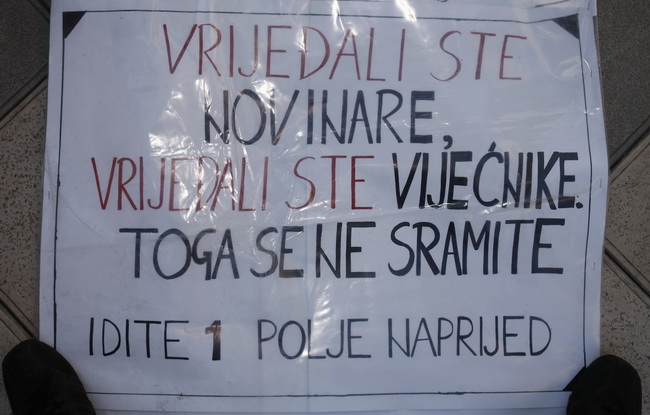 Split, 070310.
Forum mladih SDP-a izradio je novu igru “Kerumopoly” koju su predstavili gradjanima u nedjeljno jutro u Marmontovoj ulici.
Igra je parodija na popularnu igru Monopoly, s tim da je u ovoj igri glavni junak gradonacelnik Splita Zeljko Kerum. Split, 070310.
Forum mladih SDP-a izradio je novu igru “Kerumopoly” koju su predstavili gradjanima u nedjeljno jutro u Marmontovoj ulici.
Igra je parodija na popularnu igru Monopoly, s tim da je u ovoj igri glavni junak gradonacelnik Splita Zeljko Kerum.