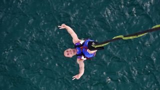 Otvorena sezona bungee jumpinga sa starog Masleničkog mosta. Photo: Hrvoje Jelavić/PIXSELL Otvorena sezona bungee jumpinga sa starog Masleničkog mosta. Photo: Hrvoje Jelavić/PIXSELL
