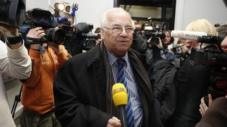 Zagreb, 040110.
Sjediste HDZ-a.
U sjedistu HDZ-a odlucuje se o sankcijama Ivi Sanaderu zbog jucerasnjeg istupanja u javnosti iza ledja premijerki i predsjednici HDZ-a Jadranki Kosor.
Ministar kulture Bozo Biskupic dolazi na sastanak.
Foto: Davor Pongracic