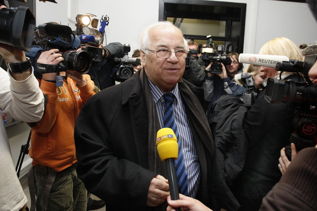 Zagreb, 040110.
Sjediste HDZ-a.
U sjedistu HDZ-a odlucuje se o sankcijama Ivi Sanaderu zbog jucerasnjeg istupanja u javnosti iza ledja premijerki i predsjednici HDZ-a Jadranki Kosor.
Ministar kulture Bozo Biskupic dolazi na sastanak.
Foto: Davor Pongracic