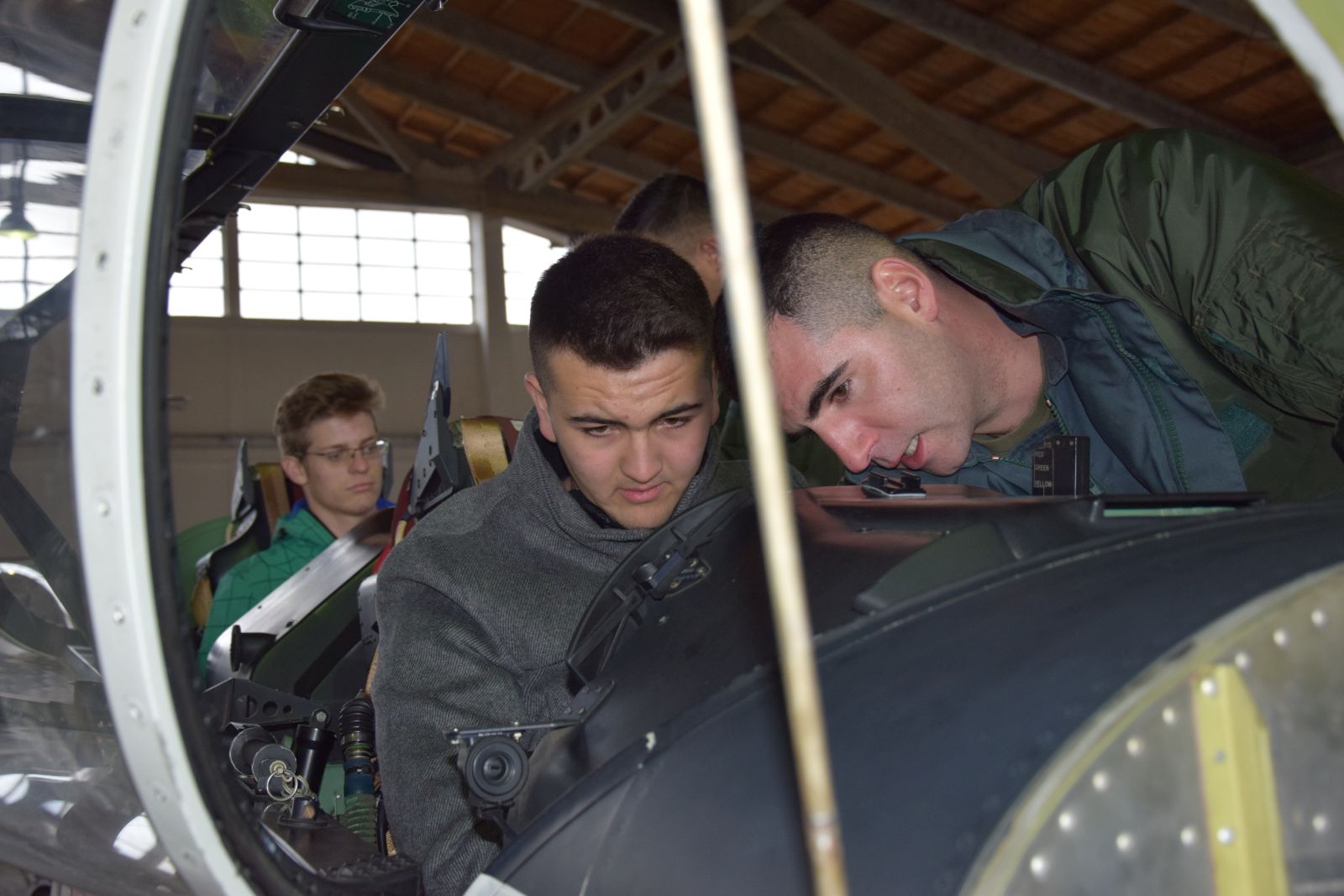 Polaznici Zimske škole u posjeti vojarni “Pukovnik Mirko Vukušić” u Zemuniku