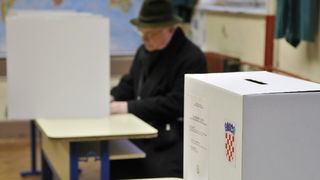 Zagreb, 100110. Drugi krug predsjednickih izbora 2010. u kojem gradjani biraju izmedju Ive Josipovica i Milana Bandica. Gradjani RH mogli su glasati na 6863 izborna mjesta u zemlji i inozemstvu. Foto: Bruno Konjevic / CROPIX