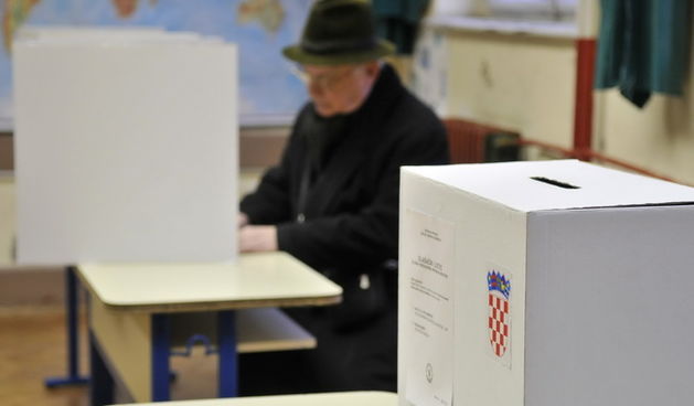 Zagreb, 100110. Drugi krug predsjednickih izbora 2010. u kojem gradjani biraju izmedju Ive Josipovica i Milana Bandica. Gradjani RH mogli su glasati na 6863 izborna mjesta u zemlji i inozemstvu. Foto: Bruno Konjevic / CROPIX