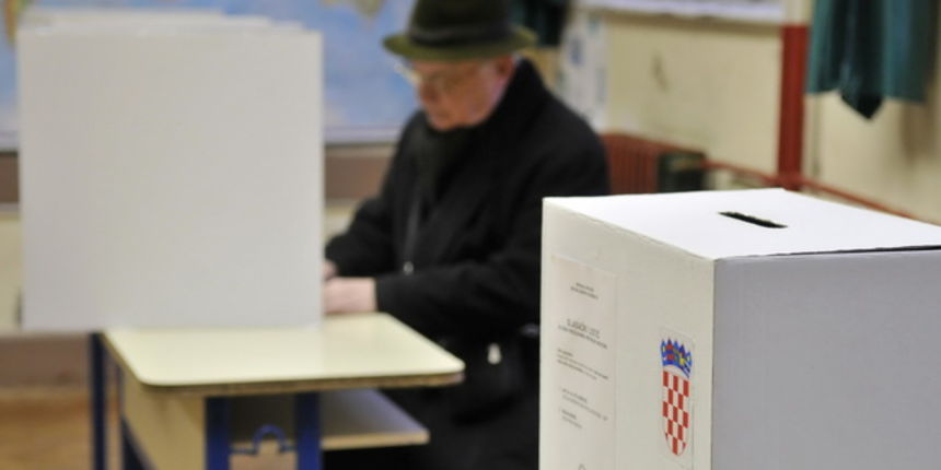 Zagreb, 100110. Drugi krug predsjednickih izbora 2010. u kojem gradjani biraju izmedju Ive Josipovica i Milana Bandica. Gradjani RH mogli su glasati na 6863 izborna mjesta u zemlji i inozemstvu. Foto: Bruno Konjevic / CROPIX Zagreb, 100110. Drugi krug predsjednickih izbora 2010. u kojem gradjani biraju izmedju Ive Josipovica i Milana Bandica. Gradjani RH mogli su glasati na 6863 izborna mjesta u zemlji i inozemstvu. Foto: Bruno Konjevic / CROPIX