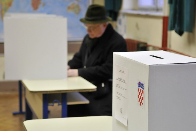 Zagreb, 100110. Drugi krug predsjednickih izbora 2010. u kojem gradjani biraju izmedju Ive Josipovica i Milana Bandica. Gradjani RH mogli su glasati na 6863 izborna mjesta u zemlji i inozemstvu. Foto: Bruno Konjevic / CROPIX