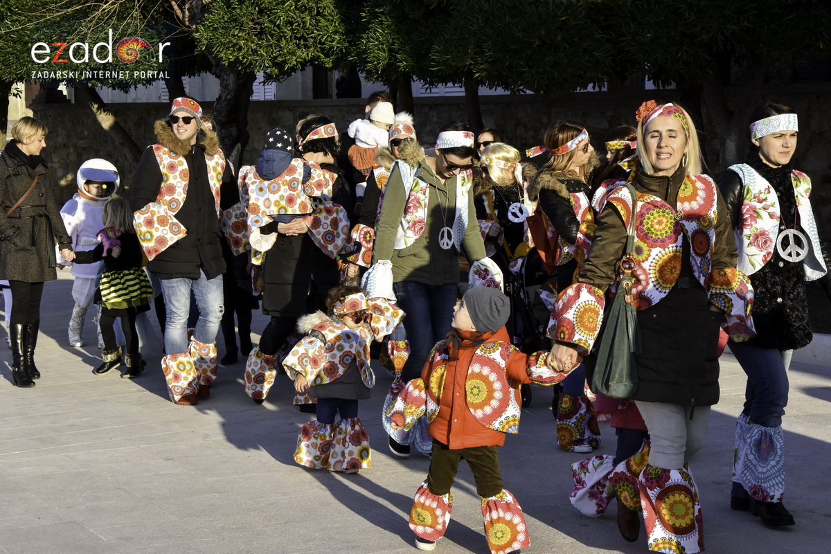 Paški zimski karneval 2018: Karnevalska povorka prošla ulicama grada do Pijace