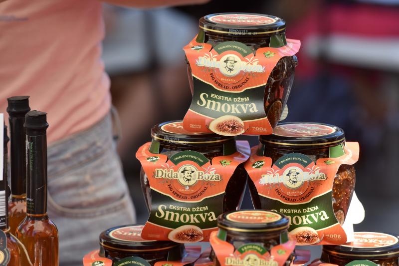 U sklopu 9. Festivala smokve na Trgu pet bunara održava se sajam smokava na kojem proizvođači i prerađivači izlažu i prodaju svoje artikle. Photo: Dino Stanin/PIXSELL U sklopu 9. Festivala smokve na Trgu pet bunara održava se sajam smokava na kojem proizvođači i prerađivači izlažu i prodaju svoje artikle. Photo: Dino Stanin/PIXSELL