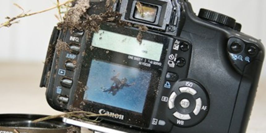 Canon SLR fotoaparat preživio pad s kilometra visine