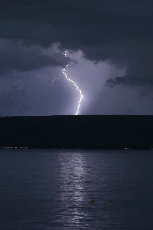 Zadarsko područje tijekom noći pogodilo je jako grmljavinsko nevrijeme, koje jse kasnije nastavilo obilno kišom u jutarnjim satima. Photo: Borna Filić/PIXSELL Zadarsko područje tijekom noći pogodilo je jako grmljavinsko nevrijeme, koje jse kasnije nastavilo obilno kišom u jutarnjim satima. Photo: Borna Filić/PIXSELL