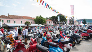 Spektakularni defile vespaša, foto: Vinko Pešić Spektakularni defile vespaša, foto: Vinko Pešić