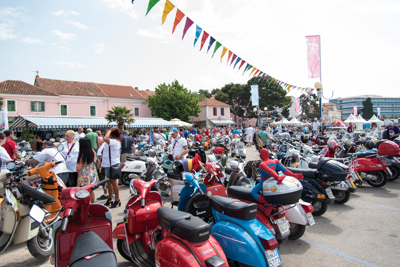 Spektakularni defile vespaša, foto: Vinko Pešić Spektakularni defile vespaša, foto: Vinko Pešić