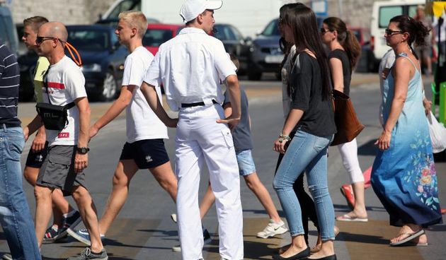 18.07.2013., Zadar – Prometna jedinica mladezi, mladi zadarski bobiji kako im tepaju gradjani uvelike pridonose olaksanom kretanju automobila kroz grad. Bez njih vecina raskrizja te ulice blize centru grada bile bi zagusene zbog prometnih cepova. Velika