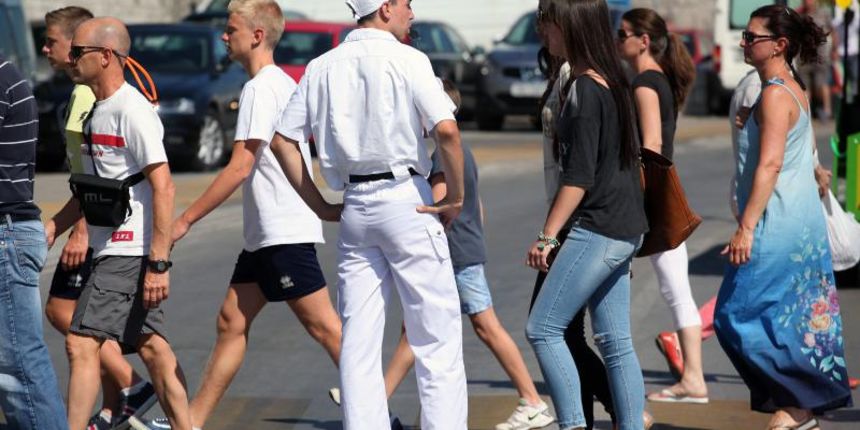 18.07.2013., Zadar – Prometna jedinica mladezi, mladi zadarski bobiji kako im tepaju gradjani uvelike pridonose olaksanom kretanju automobila kroz grad. Bez njih vecina raskrizja te ulice blize centru grada bile bi zagusene zbog prometnih cepova. Velika 18.07.2013., Zadar – Prometna jedinica mladezi, mladi zadarski bobiji kako im tepaju gradjani uvelike pridonose olaksanom kretanju automobila kroz grad. Bez njih vecina raskrizja te ulice blize centru grada bile bi zagusene zbog prometnih cepova. Velika