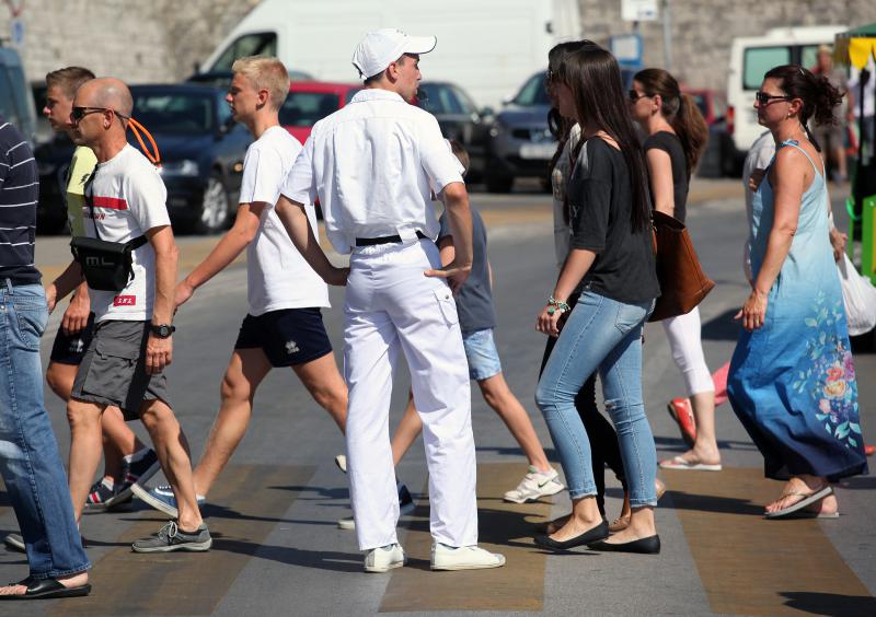 18.07.2013., Zadar – Prometna jedinica mladezi, mladi zadarski bobiji kako im tepaju gradjani uvelike pridonose olaksanom kretanju automobila kroz grad. Bez njih vecina raskrizja te ulice blize centru grada bile bi zagusene zbog prometnih cepova. Velika 18.07.2013., Zadar – Prometna jedinica mladezi, mladi zadarski bobiji kako im tepaju gradjani uvelike pridonose olaksanom kretanju automobila kroz grad. Bez njih vecina raskrizja te ulice blize centru grada bile bi zagusene zbog prometnih cepova. Velika