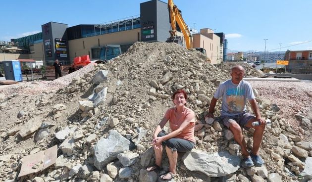 Milivoj i Rose Svagusa blokiraju gradiliste pristupne ceste Mall of Split zbog spora oko zemljista. Photo: Miranda Cikotic/PIXSELL