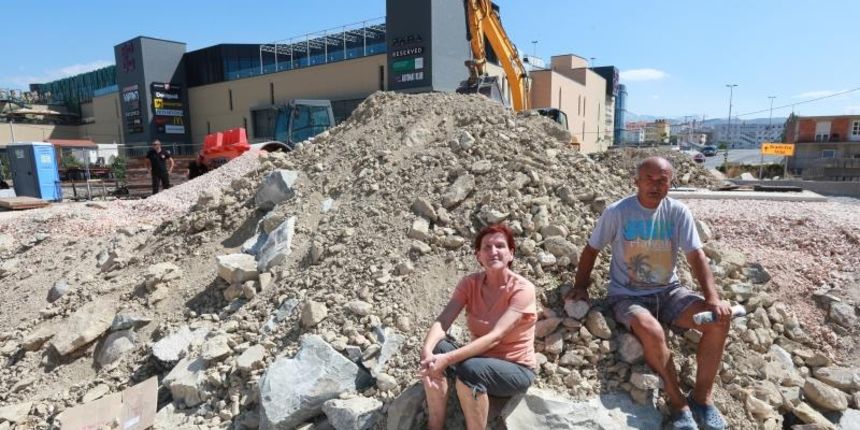 Milivoj i Rose Svagusa blokiraju gradiliste pristupne ceste Mall of Split zbog spora oko zemljista. Photo: Miranda Cikotic/PIXSELL