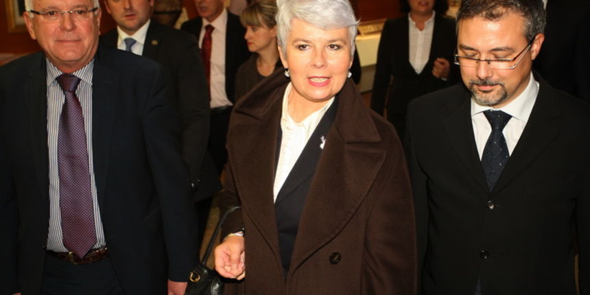 Zadar, 031111.
Hotel Kolovare.
Predsjednica Vlade RH Jadranka Kosor u drustvu svojih ministara Bozidara Kalmete, Petra Cobankovica, Jasena Mesica i Branka Bacica otvorila je 21. medjunarodnu manifestaciju vinogradara i vinara Sabatina 2011.
Na slici: za Zadar, 031111.
Hotel Kolovare.
Predsjednica Vlade RH Jadranka Kosor u drustvu svojih ministara Bozidara Kalmete, Petra Cobankovica, Jasena Mesica i Branka Bacica otvorila je 21. medjunarodnu manifestaciju vinogradara i vinara Sabatina 2011.
Na slici: za