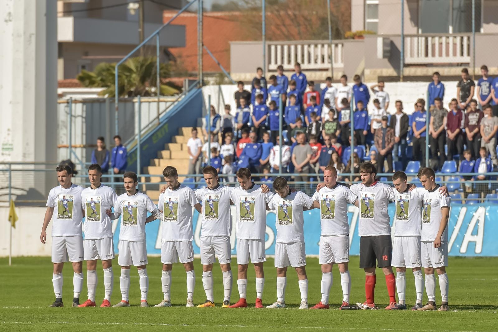 Igrači i navijači NK Zadar obilježili 10. obljetnicu tragične smrti Hrvoja Ćustića Igrači i navijači NK Zadar obilježili 10. obljetnicu tragične smrti Hrvoja Ćustića