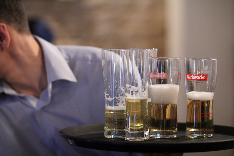 Restoran Atriji na Poluotoku. Karlovacka pivovara organizirala je degustaciju domaceg i stranog piva iz svog portfelja, te portfelja Heineken-a. Foto-SAŠA ČUKA Restoran Atriji na Poluotoku. Karlovacka pivovara organizirala je degustaciju domaceg i stranog piva iz svog portfelja, te portfelja Heineken-a. Foto-SAŠA ČUKA