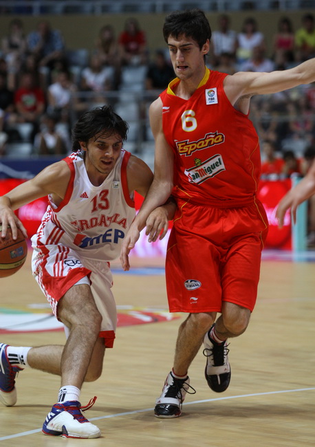 Zadar, 180710.
Dvorana Kresimira Cosica na Visnjiku.
Kosarkaska utakmica za 3.mjesto Prvenstva Europe do 20 godina izmedju Hrvatske i Spanjolske.
Na fotografiji : Dino Butorac u napadu
Foto : Vladimir Ivanov / CROPIX