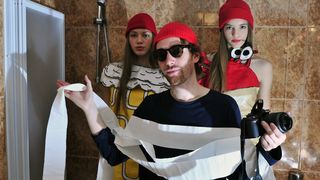 Zagreb, 231111.
Rodnik bend designer koji ce svoje kreacije pokazati na sutrasnjem Fashion weeku izveo je protesni performans u Umjetnickom paviljonu i Zrinjevcu. Manekenke u Rodnikovim modelima  nakratko su prekinule ambijentalni izlozbeni projekt Ante R