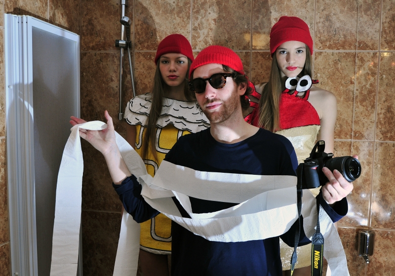 Zagreb, 231111.
Rodnik bend designer koji ce svoje kreacije pokazati na sutrasnjem Fashion weeku izveo je protesni performans u Umjetnickom paviljonu i Zrinjevcu. Manekenke u Rodnikovim modelima  nakratko su prekinule ambijentalni izlozbeni projekt Ante R