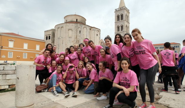 Zadar, 170513. 
Danas su se ucenici zavrsnih razreda zadarskih srednjih skola oprostili od skolskih klupa tradicionalnom Norijadom. 
Uz neizostavni alkohol, pjesmu i prosipanje brasna i jaja po centru grada, nakratko su privukli pozornost prolaznika na se