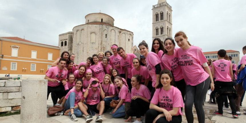 Zadar, 170513.
Danas su se ucenici zavrsnih razreda zadarskih srednjih skola oprostili od skolskih klupa tradicionalnom Norijadom.
Uz neizostavni alkohol, pjesmu i prosipanje brasna i jaja po centru grada, nakratko su privukli pozornost prolaznika na se Zadar, 170513.
Danas su se ucenici zavrsnih razreda zadarskih srednjih skola oprostili od skolskih klupa tradicionalnom Norijadom.
Uz neizostavni alkohol, pjesmu i prosipanje brasna i jaja po centru grada, nakratko su privukli pozornost prolaznika na se