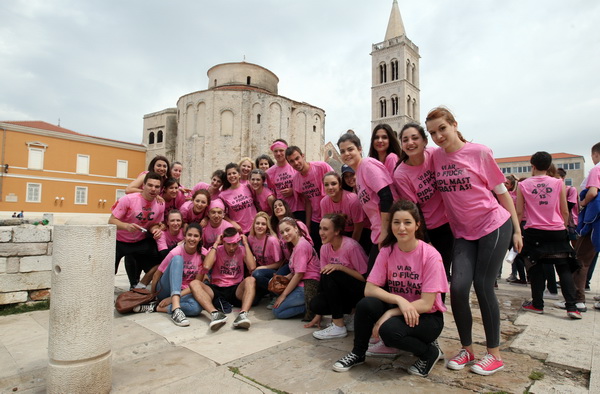 Zadar, 170513. 
Danas su se ucenici zavrsnih razreda zadarskih srednjih skola oprostili od skolskih klupa tradicionalnom Norijadom. 
Uz neizostavni alkohol, pjesmu i prosipanje brasna i jaja po centru grada, nakratko su privukli pozornost prolaznika na se