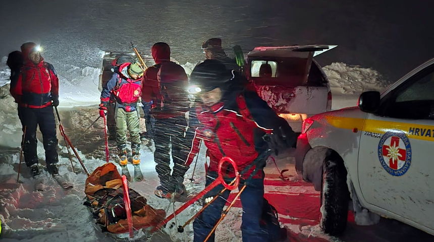 Gospićki HGSS kod Udbine spašavao pacijenta tijekom mećave Gospićki HGSS kod Udbine spašavao pacijenta tijekom mećave