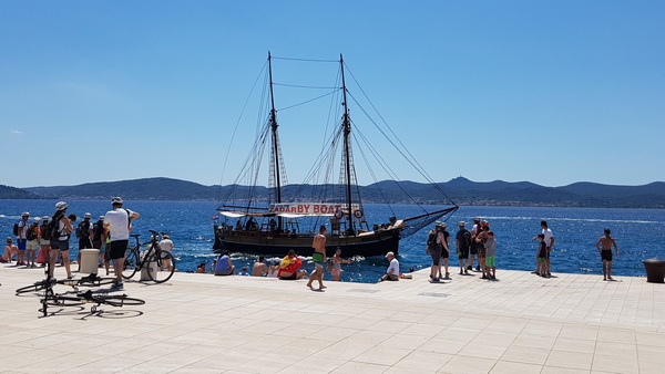 Đir uz more 19. srpnja 2016. – Uvala Draženica, kupalište Jadran, Moprske orgulje i Pozdrav suncu, zadarska riva… Foto: Mladen Malik Đir uz more 19. srpnja 2016. – Uvala Draženica, kupalište Jadran, Moprske orgulje i Pozdrav suncu, zadarska riva… Foto: Mladen Malik