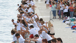 Danas se na zadarskoj rivi cetvrtu godinu za redom odrzava manifestacija Milenijum Jump. Foto : Andrija Lucic / CROPIX