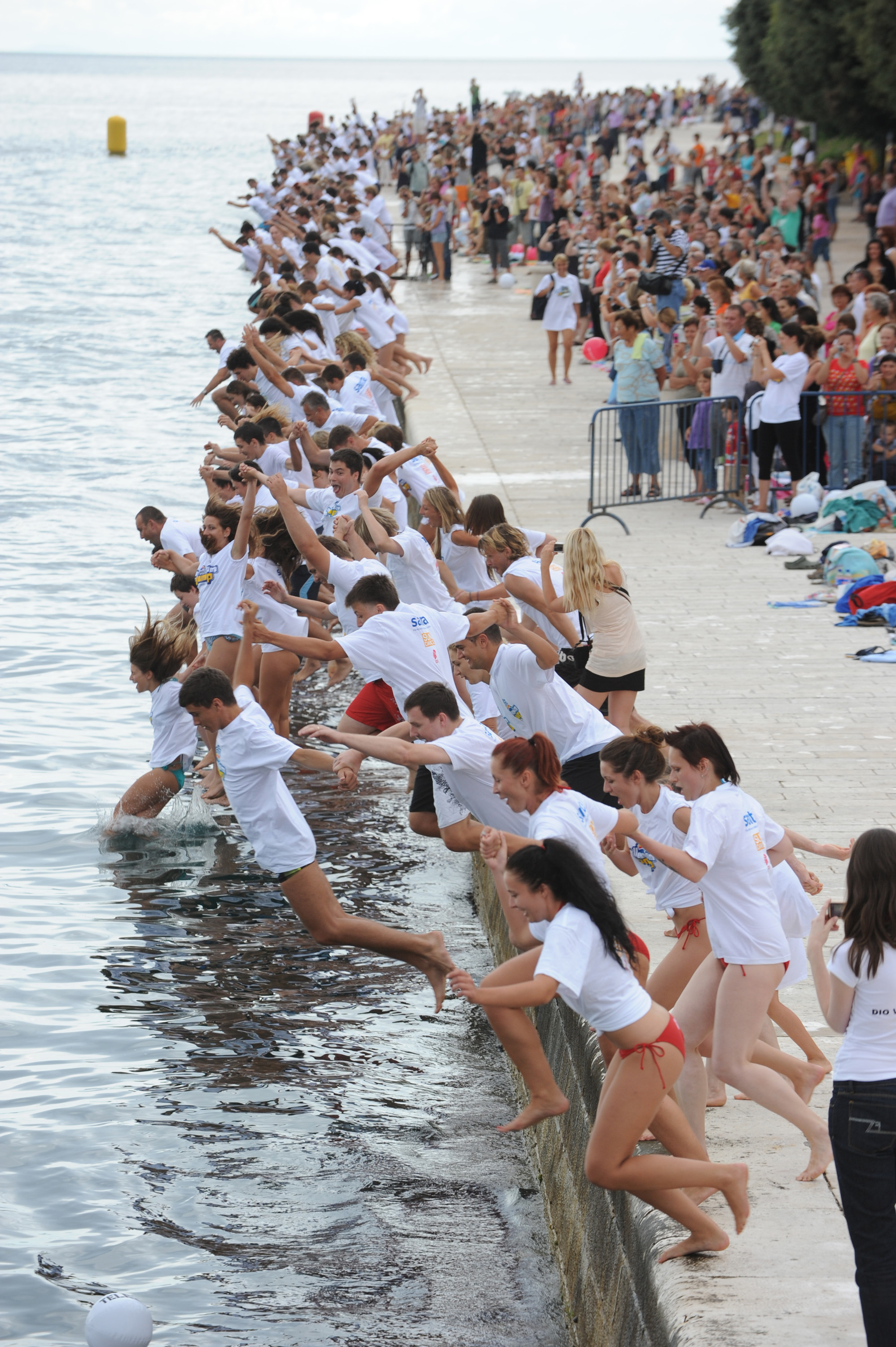 Danas se na zadarskoj rivi cetvrtu godinu za redom odrzava manifestacija Milenijum Jump. Foto : Andrija Lucic / CROPIX