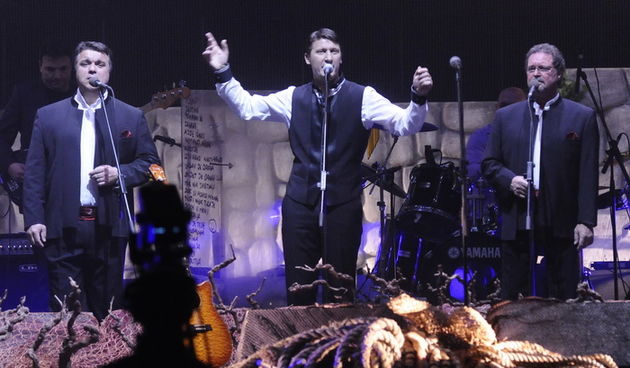 Zagreb, 081211.
Dvorana Arena Zagreb, koncert Tomislava Bralica i klape Intrade. Kao gosti su nastupili i Zorica Kondza, Nina Badric, Oliver Dragojevic i Toni Cetinski.
Foto: Admir Buljubasic / CROPIX