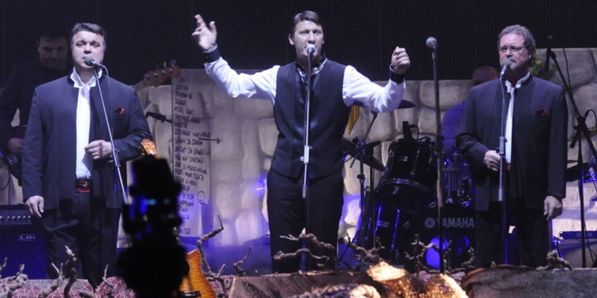 Zagreb, 081211.
Dvorana Arena Zagreb, koncert Tomislava Bralica i klape Intrade. Kao gosti su nastupili i Zorica Kondza, Nina Badric, Oliver Dragojevic i Toni Cetinski.
Foto: Admir Buljubasic / CROPIX