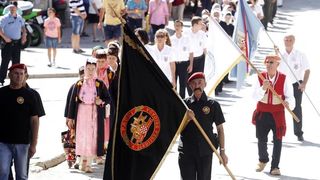 Slika Čudotvorne Gospe Sinjske u svečanoj procesiji ulicama Sinja, Foto: Tino Jurić/PIXSELL