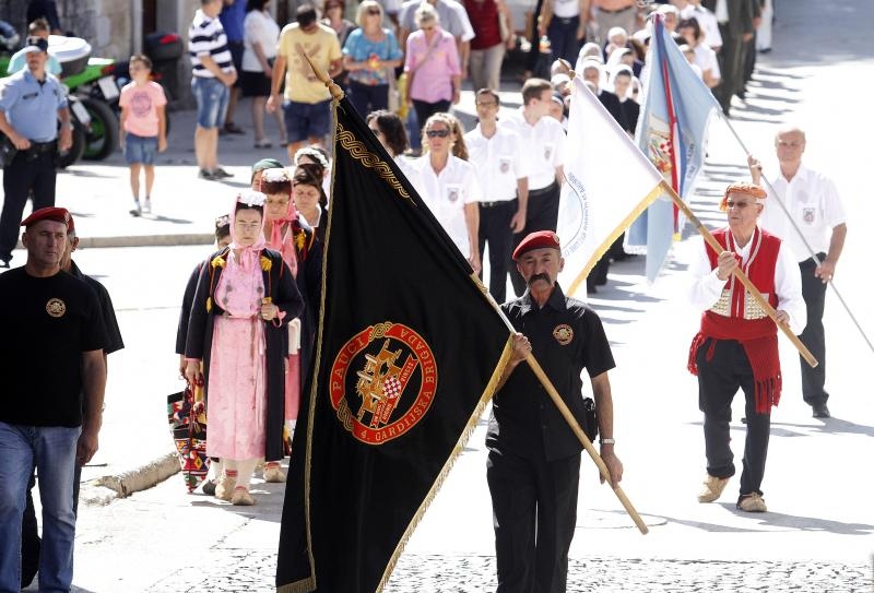 Slika Čudotvorne Gospe Sinjske u svečanoj procesiji ulicama Sinja, Foto: Tino Jurić/PIXSELL