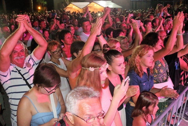 Virsko ljeto 2016: Tomislav Bralić i klapa Intrade oduševili 12 tisuća obožavatelja na virskoj rivi Virsko ljeto 2016: Tomislav Bralić i klapa Intrade oduševili 12 tisuća obožavatelja na virskoj rivi