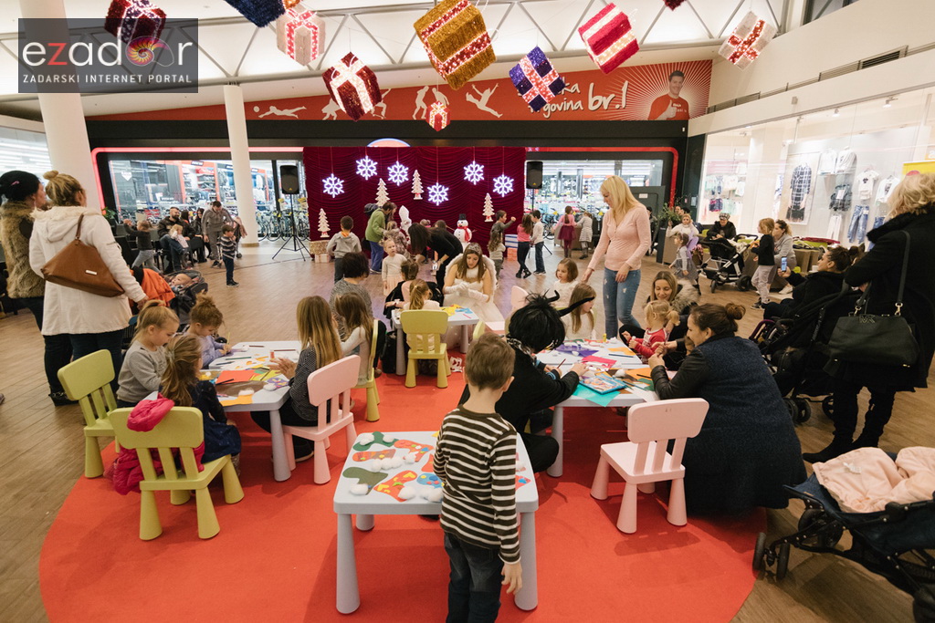 Sveti Nikola posjetio Supernova centar i razveselio mališane