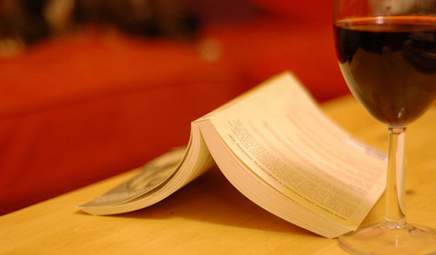 Knjiga, vino, foto: www.ravil.me