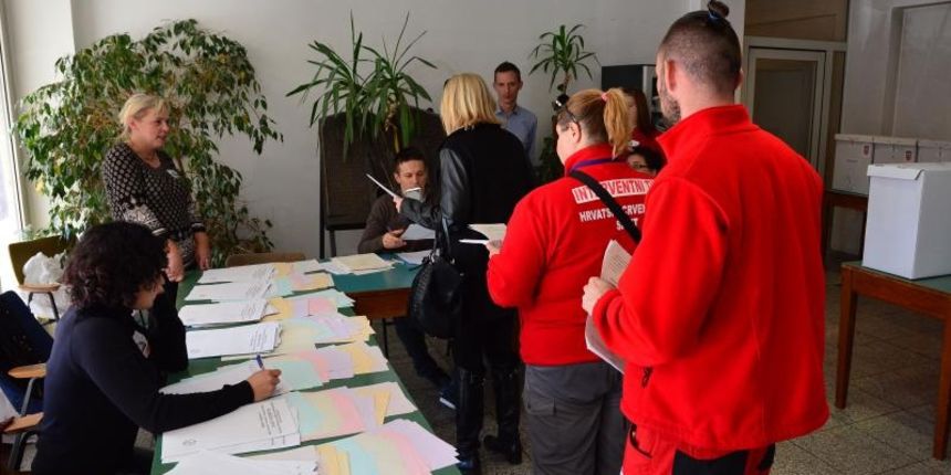 U Slavonskom Brodu glasaju i angažirani u zimskom centru za izbjeglice, Photo: Ivica Galovic/ PIXSELL