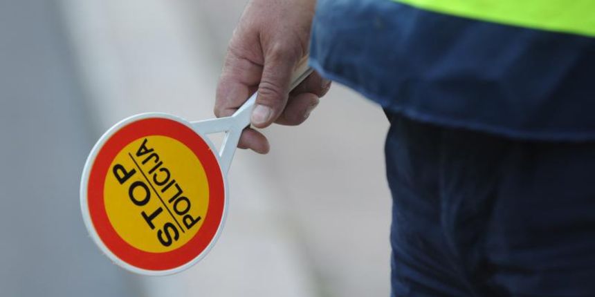 02.09.2013., Sibenik – Prvoga dana nove skolske godine prometna policija nadzire sve prijelaze blizu osnovniih skola te nadzire promet i brine o sigurnosti djaka. Photo: Hrvoje Jelavic/PIXSELL Autor Hrvoje Jelavic/PIXSELL KLJUČNE RIJEČI sigurnost, nas 02.09.2013., Sibenik – Prvoga dana nove skolske godine prometna policija nadzire sve prijelaze blizu osnovniih skola te nadzire promet i brine o sigurnosti djaka. Photo: Hrvoje Jelavic/PIXSELL Autor Hrvoje Jelavic/PIXSELL KLJUČNE RIJEČI sigurnost, nas