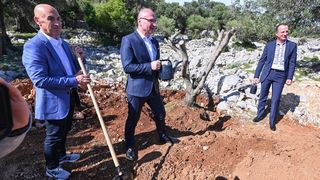 Grlić Radman i veleposlanik Ukrajine posadili maslinu u Perivoju mira